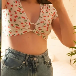 Gullig y2k topp från shein - Helt ny topp från shein. Har aldrig använt den. Säljer pga att det är inte min stil. Tröjan är XS men passar även S.