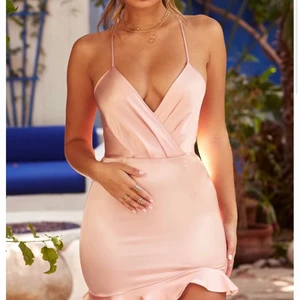 Oh polly klänning - Helt ny klänning från Oh polly, aldrig använd. Prislapp på, kartong medföljs. Storlek: 6