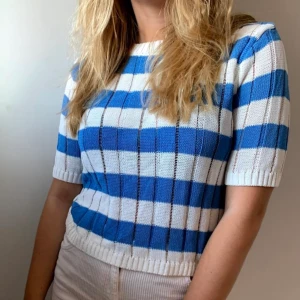 Randig t-shirt  - Blå, vit randig t-shirt i tjockare material från mango. 💙