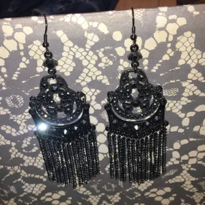 Snygga festörhängen - Svarta hängörhängen för fina tillfällen med svarta gnistrande stenar. Säljes i perfekt skick, utan tappade stenar eller kedjor. Säljes endast för att det inte är min stil.