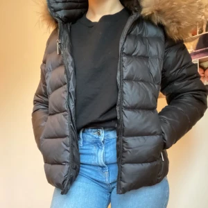 Rock and Blue  - Sparsam använd vinter jacka, utan skador och ser helt ny ut. Säljer pga att jag vill köpa en ny jacka. Nypris 2199kr, hämtas i Malmö eller frakt tillkommer. 