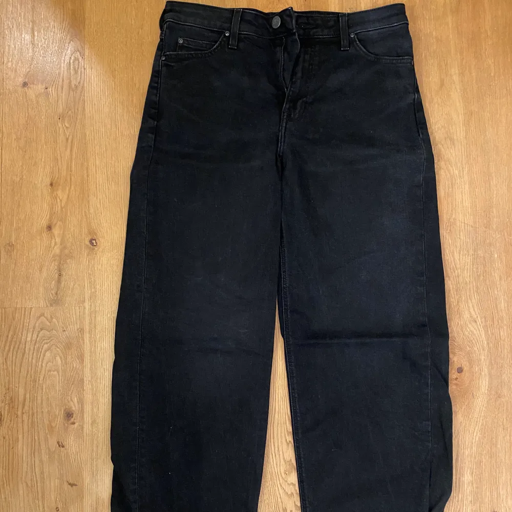 Svarta jeans från Lee. Nypris 999kr. Säljs då det är för korta för mig som är 1.74cm. Jeans & Byxor.