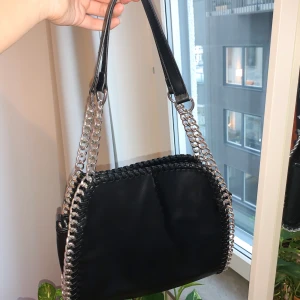 Limited Edition Trendig kedjeväska -  Säljer min skitsnygga och trendiga väska från gina!💖 Den är i nyskick och vad jag vet finns den inte att köpa längre i varken butik eller på deras hemsida. Kontakta mig för fler bilder💓.