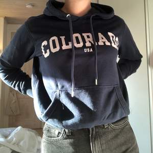 Fin hoodie med tryck från HM. ”Colorado” är texten. Nypris: 299kr. Frakt ligger på 66kr. Storlek XS men är mer som en S. 