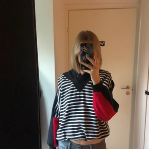 Randig tröja🧚🏻 - En svart och vit randig tröja med röda detaljer! Fin krage med två svarta knappar❤️ köpt på second hand! 