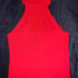 Röd polo topp kortärmad  - I mycket bra skick. 