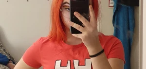 Äkta Rosa Helly hansen t-shirt  - Den rosa färgen kommer inte fram i kameran men den är verkligen rosa! Den är aldrig andvänd så fint sick. Köpte den för 400 men säljer den för 100 (frakten är inräknad i priset)