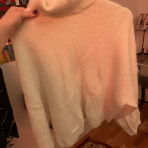 Stickad tröja från H&M - Vit stickad tröja från hm i storlek S, den är jättefin och väldigt tjock med lite ”lurvigt” tyg. Tröjan är endast använd en gång så den är i väldigt fint skick. Köparen står för frakt!