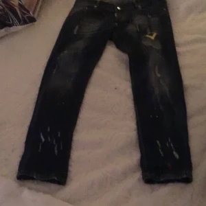 Jeans DEAN DAN DSQUARED2 - Jeansen är i nästan nyskick. Bara använda ett par gånger.