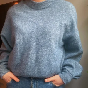 Ljusblå stickad tröja från Samsoe Samsoe - Mellanblå tröja i ullblandning från Samsoe Samsoe. Lite klockade ärmar! Superfin ✨ Använd men inte sliten! Köparen står för frakten ❤️