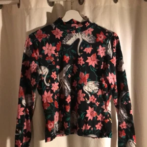 Top från Monki - Färgglad långärmad top från Monki. 