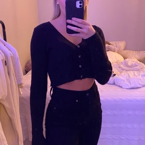 Croppad långärmad tröja - En stickad tröja som är croppad, fint skick men använd! Från Urban outfitters! Ordinarie pris vad 399kr 🌸