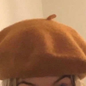 Basker - Orange basker från weekday! Den är ljus orange! Bara dåligt ljus på bilderna!