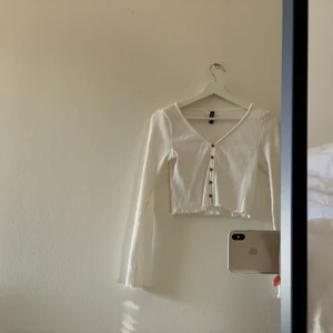 Kofta/Topp - säljer VÄRLDENS finaste topp, vit och lite ribbad med fina knappar. NYSKICK! 