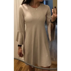 Beige mocka klänning med vida ärmar - Märke : Mango  Typ : Klänning  Storlek : xs  Material : 90% polyester, 10% elastane  Färg : Beige  Kroppstyp : Kvinna  Skick: begagnade, bara använd 2 gånger 