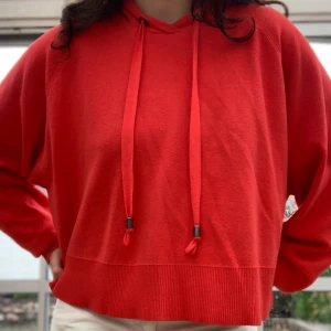 Röd hoodie - Mysig röd hoodie🍂🍁❣️❣️ Frakt 50kr men kan även mötas upp