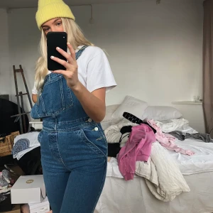 Hängselbyxor - Köpta från ASOS (Tall). Storlek 36. Själjs pga för små. Aldrig använda, lappen sitter kvar. Köparen står för frakt! 😊