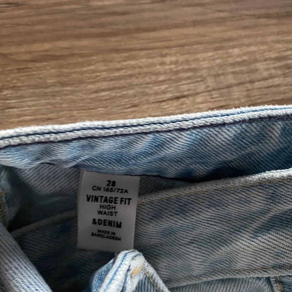 Jättesnygga jeans med slitning från HM. W28, passar mig som vanligtvis har 34-36 i jeans. . Jeans & Byxor.