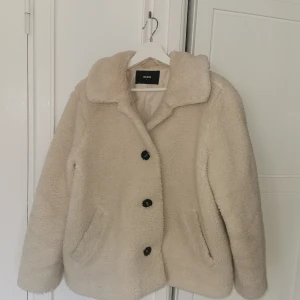 Naturvit teddyjacka - Inkl frakt. Säljer min fina teddyjacka från bikbok då den inte kommer till användning längre. Bra skick!
