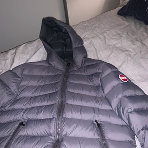 HELT NY Colmar Vinterjacka - Tjo, säljer min sprillans nya colmar vinterjacka. Anledningen till att jag säljer den är att den helt enkelt var för liten, alltså köpt på nätet. Den har inte använts mer än ett par gånger och hade kunnat hängas ut i en affär och ingen skulle tro den var köpt innan. Det är en storlek stor S. Den är större än en vanlig S. Köpt för 4500:- 