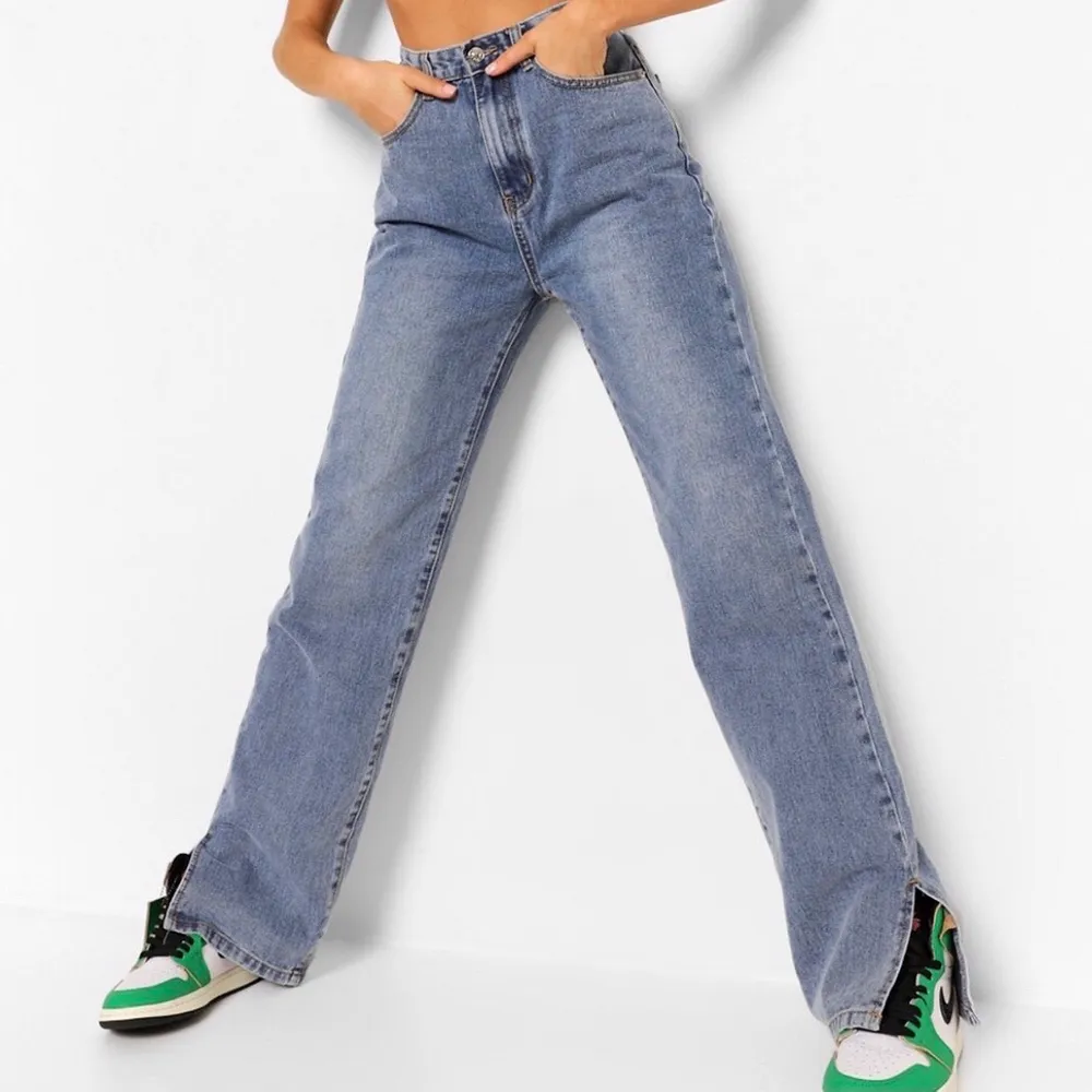 Säljer mina splittrans nya jeans från Boohoo då de tyvärr var för stora. De är slutsålda i nästan alla storlekar på hemsidan! Har endast testat de på en gång men aldrig använt dom mer än det! Passar någon med längd 170-175 skulle jag säga💓💓 hör av er vid fler frågor! (Frakt ingår ej 75kr) BUDGIVNING I KOMMENTARERNA (tar slut ikv 15 nov 21.00). Jeans & Byxor.