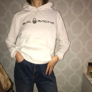 Sailracing Hoodie - Trendig hoodie från Sailracing! Köptes på Kids Brand Store för ca ett år sen för 600kr! Knappt använd så i fint skick!💗💗