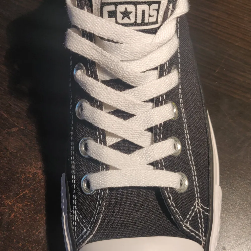 Helt nya & oanvända skor från Converse cons. Modell CTAS Pro OX storlek 39 men passar som storlek 40. US mens 6/US womens 8. Skor.