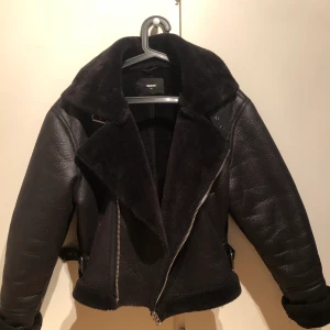 Skit snygg jacka från Bik Bok - Jacka från Bik Bok, superbra nu till hösten/vintern. Säljes på grund av att den inte används längre. Jackan är köpt för 1000 kr, men säljes för 500. Jackan är använd ett fåtal gånger och är i nyskick. 