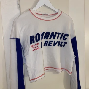 Långärmad tröja - Säljer denna coola långärmade (och croppde) tröja från Zara. Inte använd många gånger. Storlek Small på denna och jag säljer den för 50kr. Fler bilder går att få om man är intresserad :) köparen står för frakten