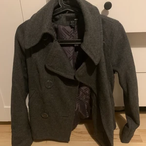 Kort kappa - Kort kappa stl 34, betalning sker via swish och köpare står för ev frakt!