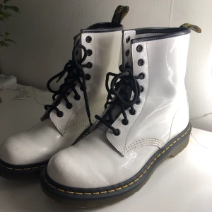 Dr Martens patent - Vita Dr Martens patent, endast använda fåtal gånger. Säljer pga de inte kommer till användning längre. Nypris 1999kr. Storlek 40 💕 möts helst upp men annars står köpare för frakten