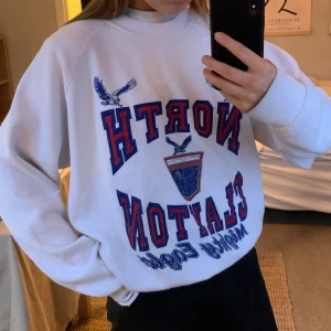 Sweatshirt  - Sweatshirt i storlek M som är oversized i passformen. Säljes pga används aldrig. Köparen står för frakt 80kr. Budgivning om många intressenter.