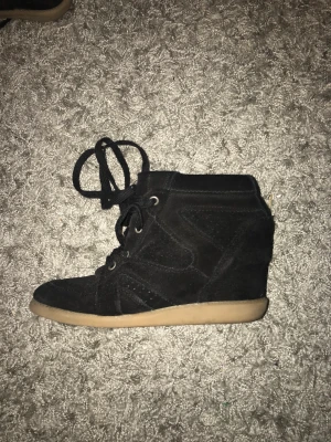 Skor pavement  - Säljer dessa skor från märket Pavement i storlek 38/39. Nypris 1199kr. Säljes på grund av att jag fått ett par andra liknande😊