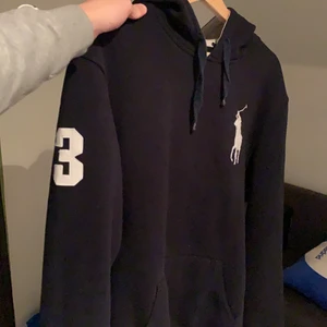Ralph Lauren hoddie storlek Medium - Säljer denna Ralph hoodie för jag inte passar i den längre. Den har inte tappat stuket eller blivit uttöjd på nått vis!! Nypris: 850kr / säljer den för 200! Du står för frakten✌🏼