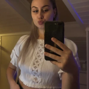 vit blus - vit jättefin blus från h&m i storlek S. använd få gånger så som ny. köparen står för frakten 🤍