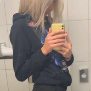 Hoodie - Säljer denna as coola slutsålda  hoodien från zara i strl S.