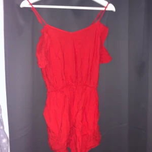 Röd byxdress  -  Säljer denna röda byxdressen , fint skick✨