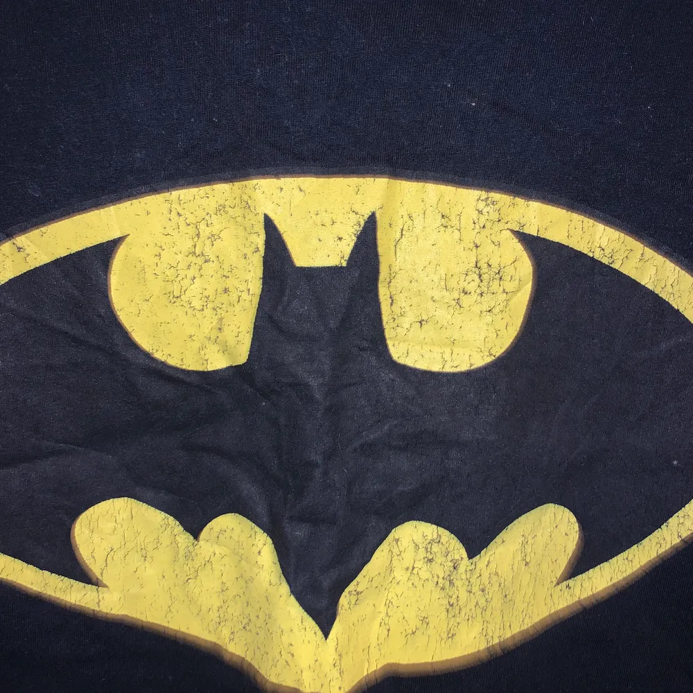 En svart Batman t-shirt som ej kommer till användning. Köptes på Sweet Love Sugar(heter nu Ovrhypd) på Emporia i Malmö för 129kr. Lite sliten, som man kan se på själva Batman loggan, men tycker personligen det är lite snyggt. Storlek S. Frakt 42kr.. Skjortor.