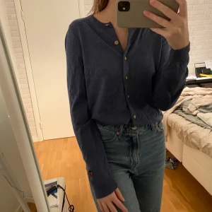 Mjuk kofta - En mjuk kofta med guld knappar på. Mjuk och len i textilen och allmänt snygg. Köpt på second hand men använd fåtal gånger. 💕