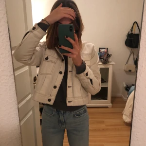 Zara stl xs - Beige jeans jacka från Zara. Använd 2 gånger, nyskick. Köpt för 399kr, säljs för 100kr.