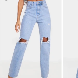 straight jeans me hål - hej säljer nu ett par av mina absolut favoritjeans, i storlek 36 från prettylittle things då jag råkade köpa 2 par. jag är 167och de sitter perfekt i längden och midjan. sätter priset på 175 och ni får buda, köpa direkt pris kan diskuteras, köpare står fö