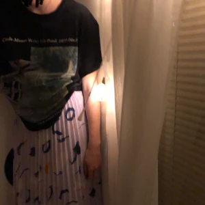 Kjol-Monki - Mönstrad kjol med ribbad tyg (tror jag man kallar det) använd endast ett antal gånger i somras 💐 bra kvalitet och passar bra till många olika smycken och sånt! Vid intresse kontakta mig eller om du har några frågor! 