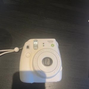 Instax Fujifilm 8 - Vit instax Fujifilm 8, jätte bra skick! Fungerar precis som den ska. 8 bilder medkommer som redan sitter i. Jätte enkel och kul att använda!!