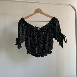 Offshoulder tröja - Tunn luftig prickig off shoulder tröja med knytdetalj,aldrig använd. Skriv om du är intresserad eller undrar något💕