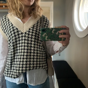 Zara väst - Säljer denhär populära Zara västen, som inte längre går att köpa. Den är väldigt snålt använd, typ nyskick. Vid fler intresserade sker budgivning i kommentarerna. Köparen står för frakten.