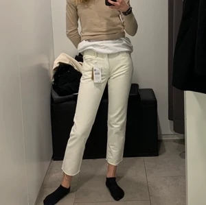 Vita jeans strlk 32 - Fina krämvita jeans från mango! Storlek 32 (jag är 168 cm)  Betalning sker via Swish och köparen står för frakten 63kr (spårbar)