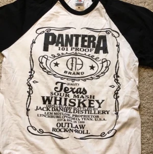 T-shirt  - En t-shirt som jag använt max 3 gånger, skön att ha och snygg, om ni vill ha mer bilder så skriv i kmt