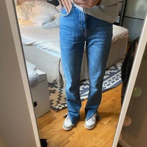 Jeans med slits - Säljer dessa underbara jeans!!❤️ Raka jeans med slits från pull and bear✨✨köpta för 400kr och knappt använda då de är för långa på mig🌟