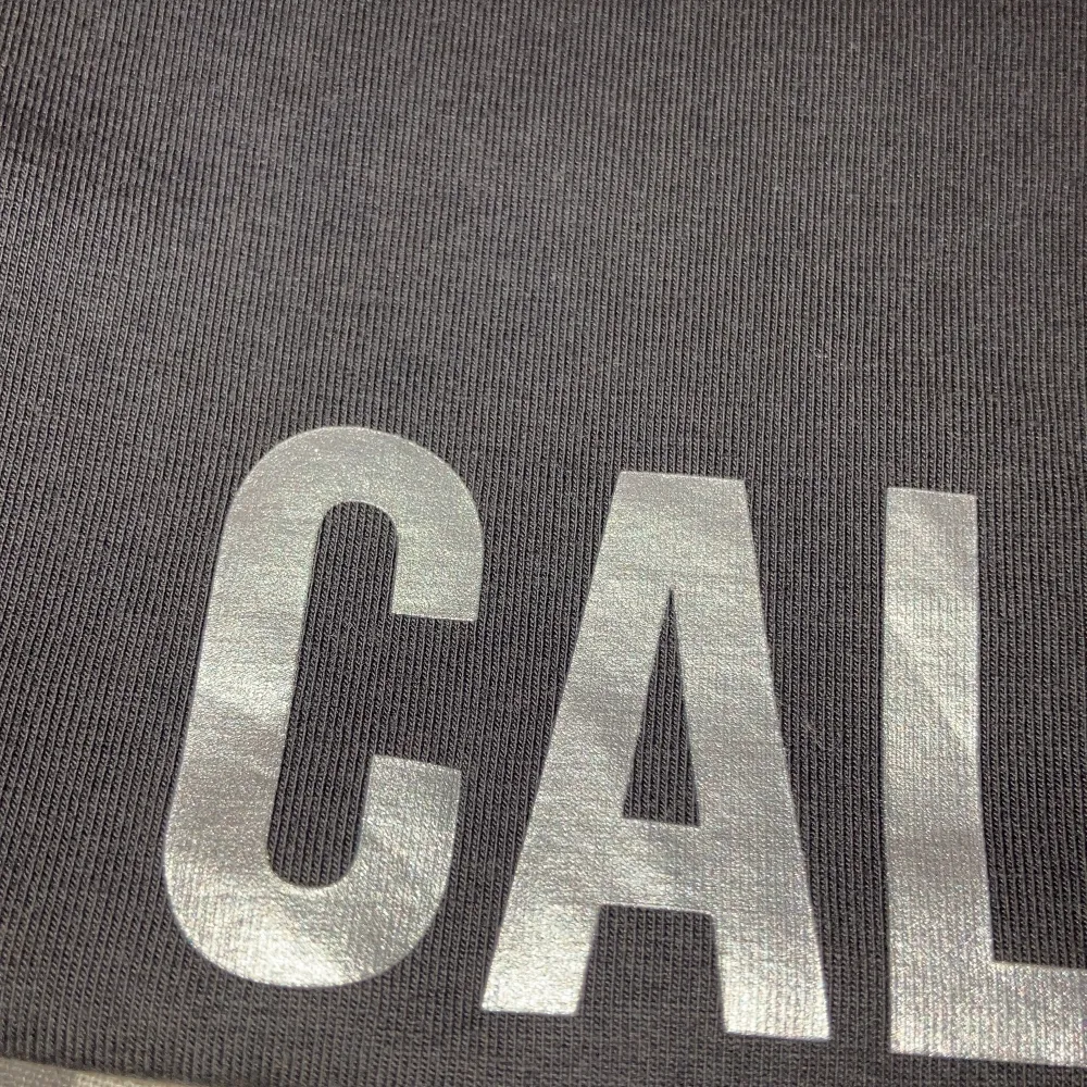 CALVIN KLEIN t-shirt! Lång över höfterna! Grå/svart. Silver text. Priset är förhandlingsbart:) storlek: XS/S pris: 40 + frakt!. T-shirts.