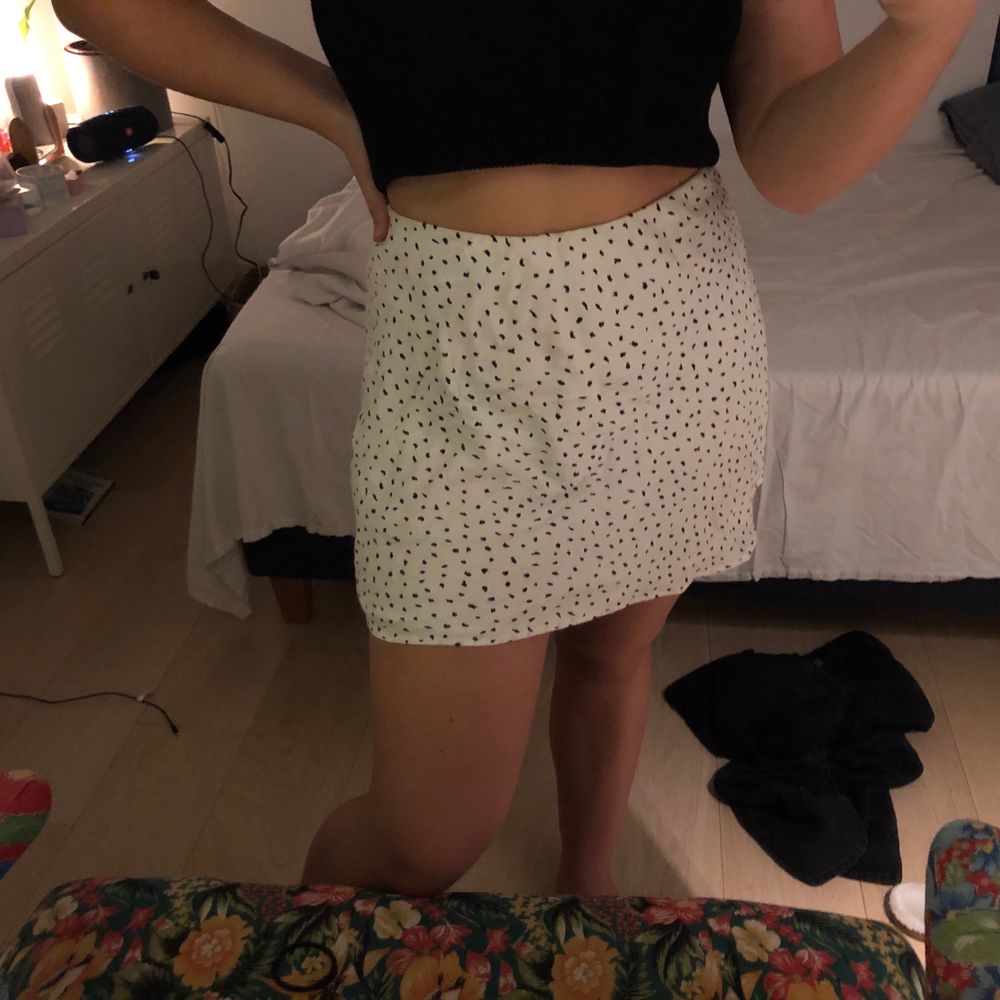 En kjol från cotton on som är köpt i Australien i vintras! Väldigt gullig till sommarn och den är i bra skick🤍den är i storlek m men skulle säga att den är mer en s!. Kjolar.